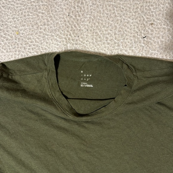 Green shirt - Picture 2 of 3